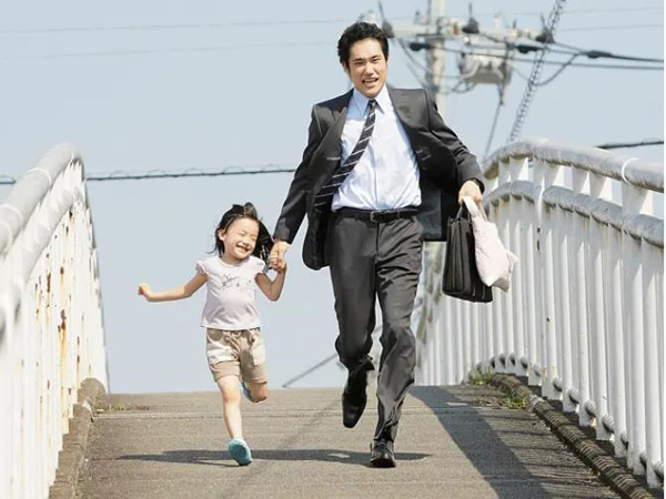 【经典回顾】暖心电影《白兔糖》：萝莉与大叔的生活治愈记